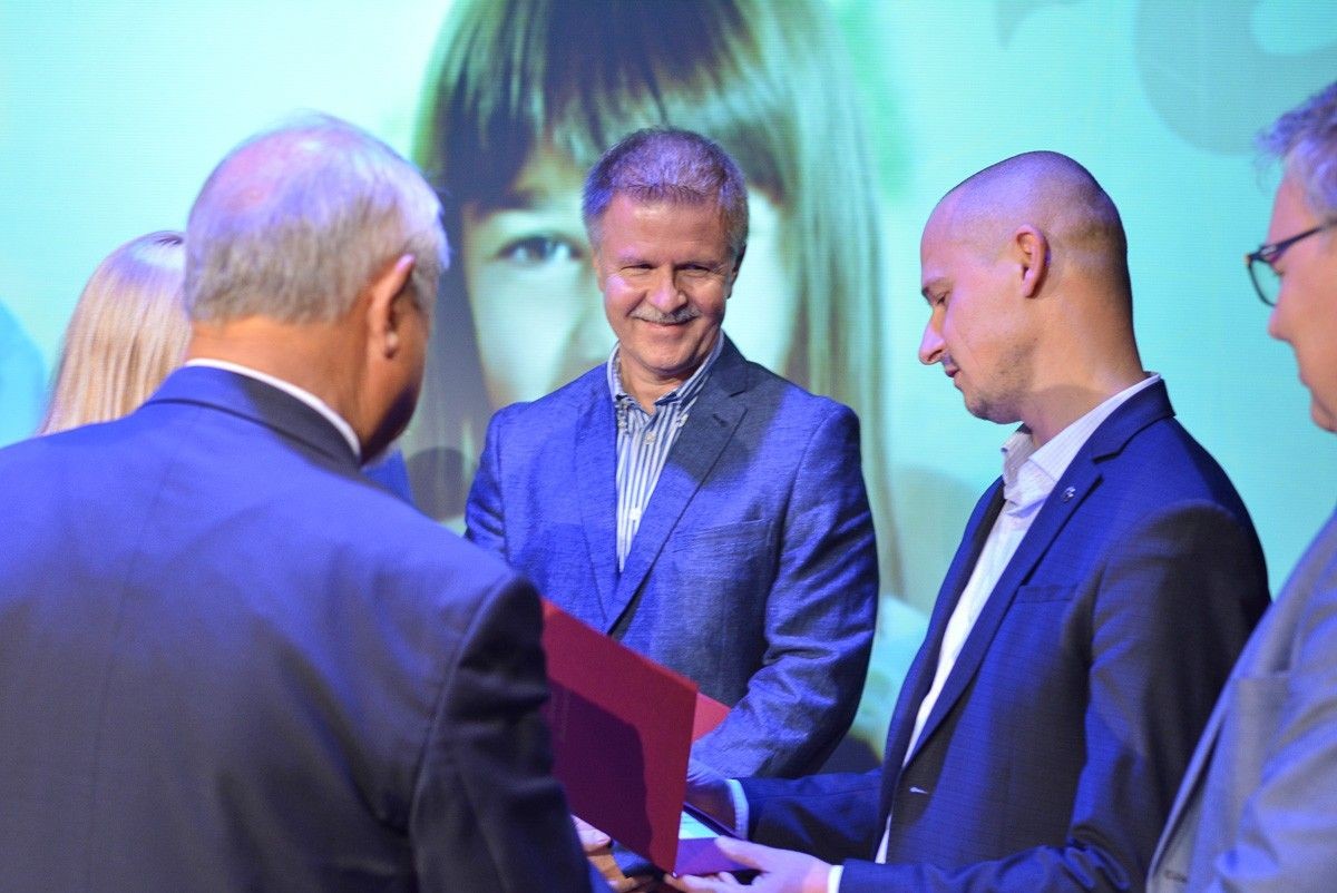 Najlepsi nauczyciele i dyrektorzy szkół powiatowych nagrodzeni