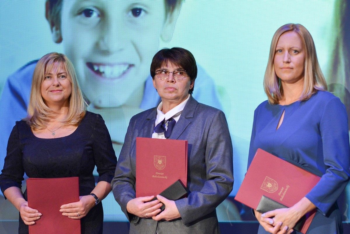 Najlepsi nauczyciele i dyrektorzy szkół powiatowych nagrodzeni