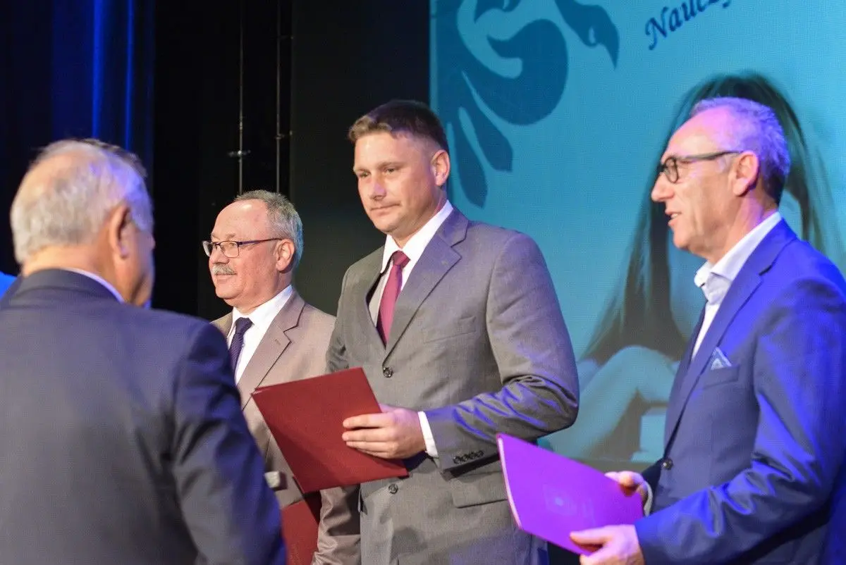 Najlepsi nauczyciele i dyrektorzy szkół powiatowych nagrodzeni