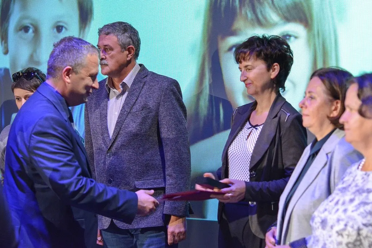 Najlepsi nauczyciele i dyrektorzy szkół powiatowych nagrodzeni