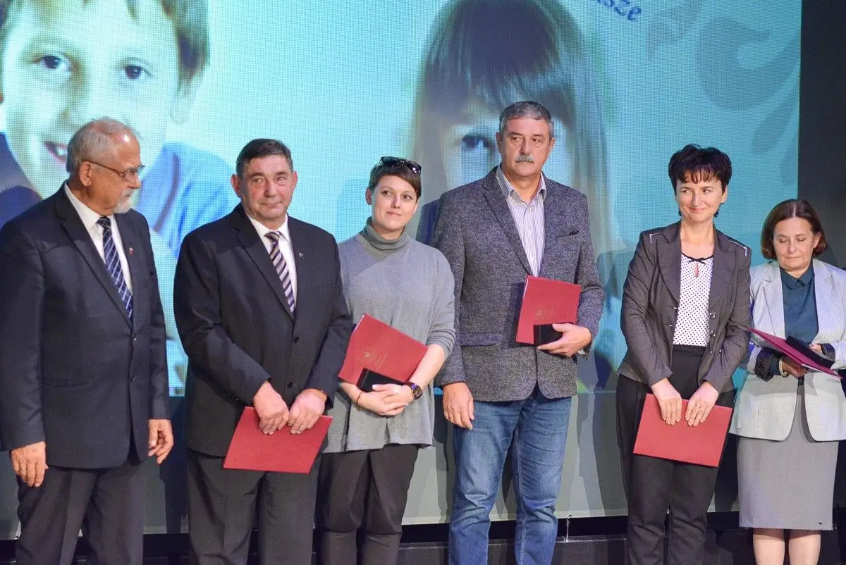 Najlepsi nauczyciele i dyrektorzy szkół powiatowych nagrodzeni