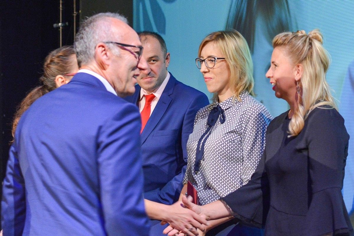 Najlepsi nauczyciele i dyrektorzy szkół powiatowych nagrodzeni