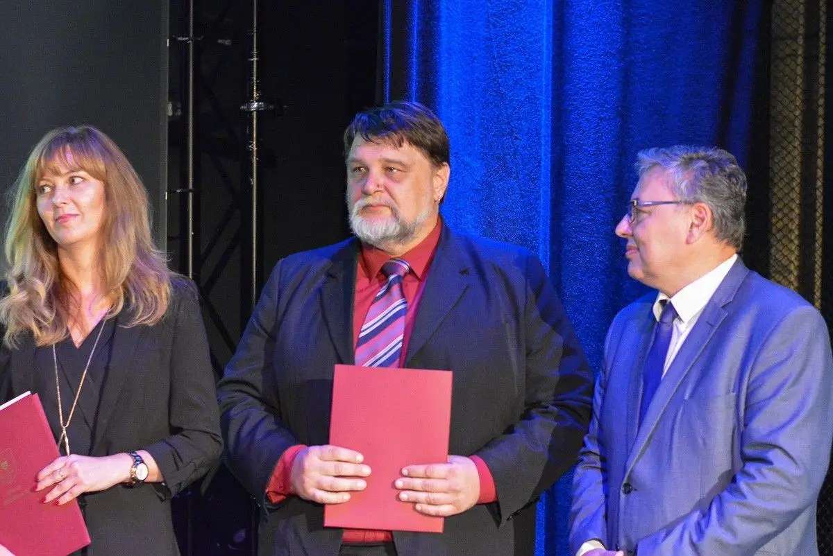 Najlepsi nauczyciele i dyrektorzy szkół powiatowych nagrodzeni