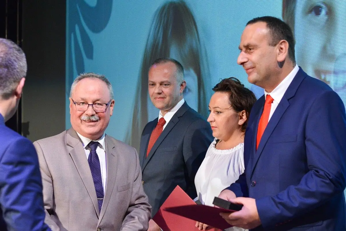 Najlepsi nauczyciele i dyrektorzy szkół powiatowych nagrodzeni