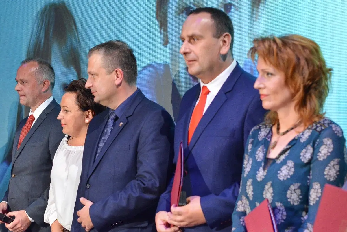 Najlepsi nauczyciele i dyrektorzy szkół powiatowych nagrodzeni