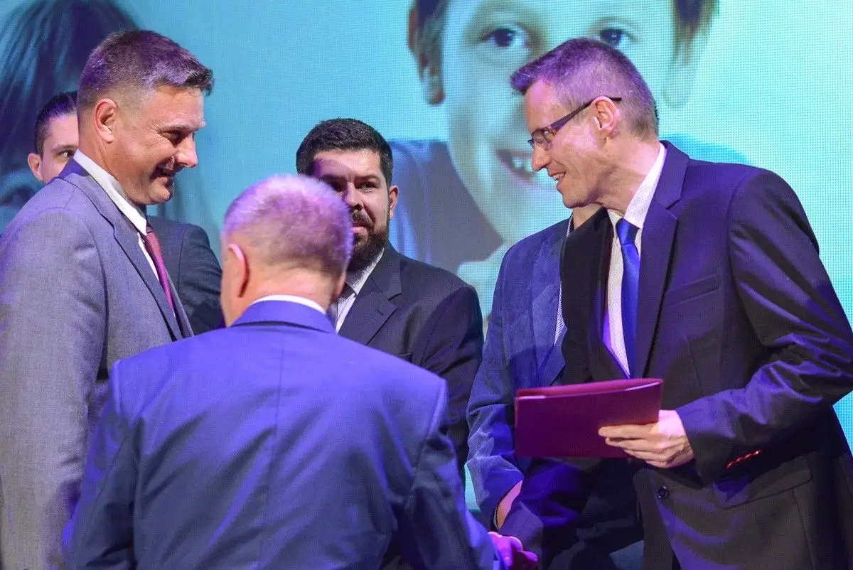 Najlepsi nauczyciele i dyrektorzy szkół powiatowych nagrodzeni