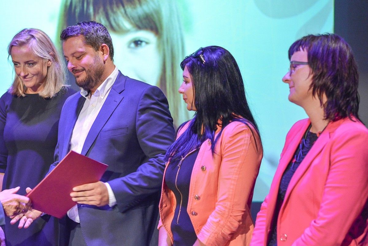 Najlepsi nauczyciele i dyrektorzy szkół powiatowych nagrodzeni