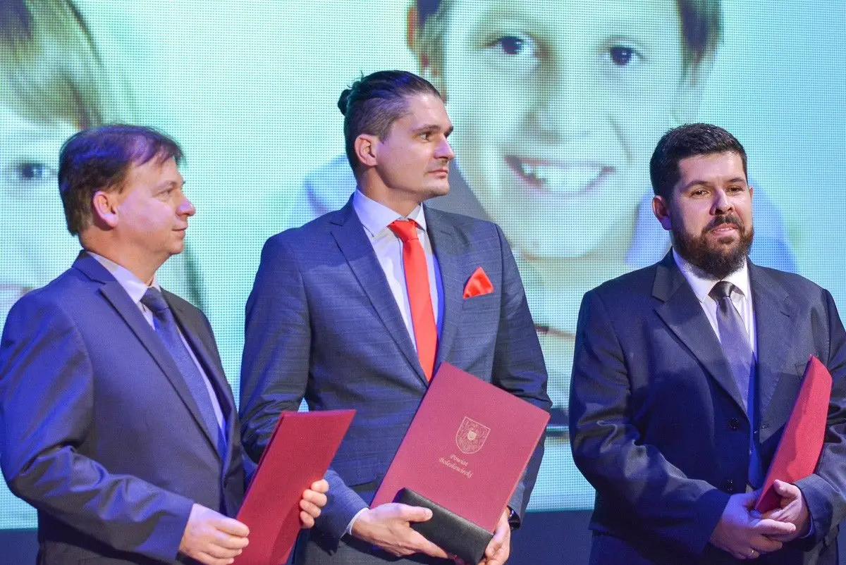 Najlepsi nauczyciele i dyrektorzy szkół powiatowych nagrodzeni