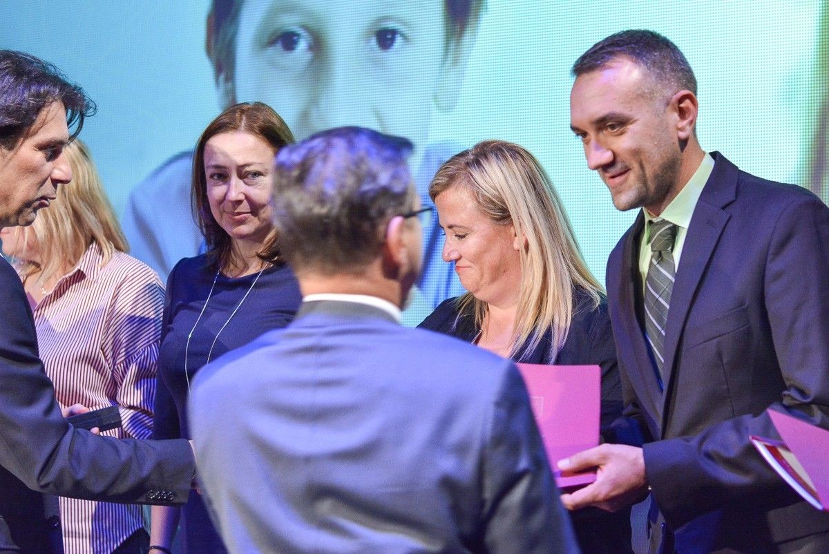 Najlepsi nauczyciele i dyrektorzy szkół powiatowych nagrodzeni