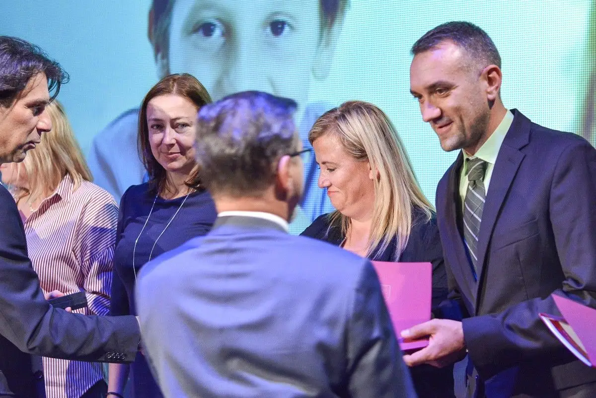 Najlepsi nauczyciele i dyrektorzy szkół powiatowych nagrodzeni
