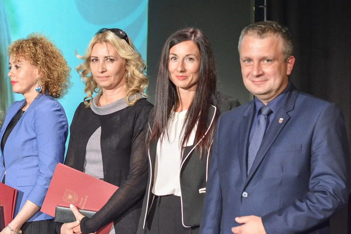Najlepsi nauczyciele i dyrektorzy szkół powiatowych nagrodzeni