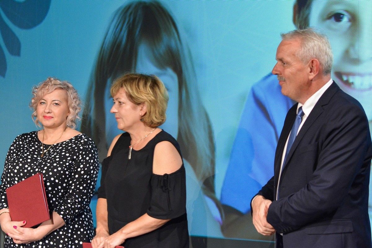 Najlepsi nauczyciele i dyrektorzy szkół powiatowych nagrodzeni