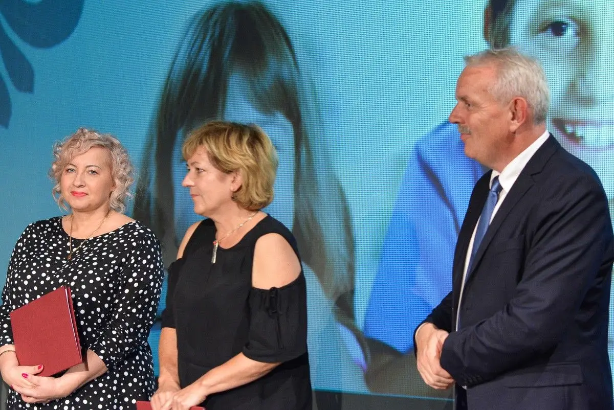Najlepsi nauczyciele i dyrektorzy szkół powiatowych nagrodzeni