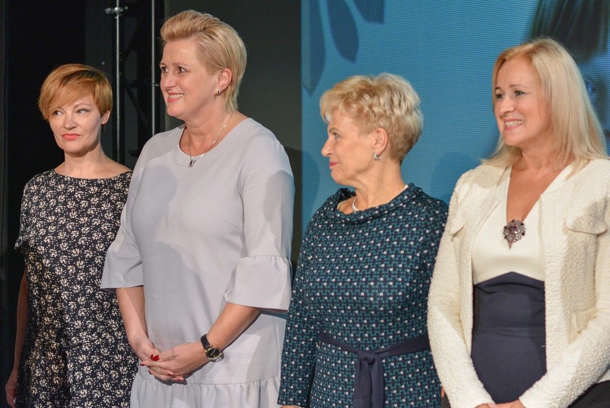 Najlepsi nauczyciele i dyrektorzy szkół powiatowych nagrodzeni