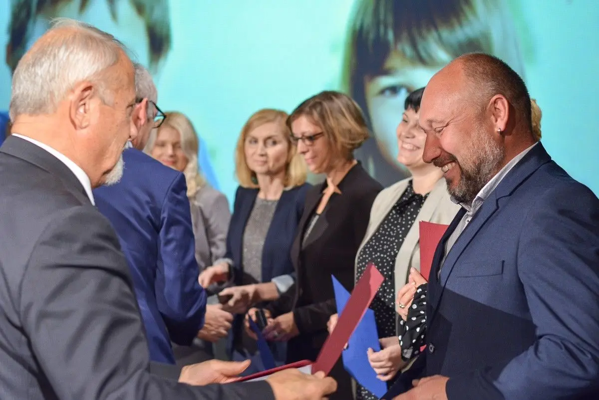 Najlepsi nauczyciele i dyrektorzy szkół powiatowych nagrodzeni
