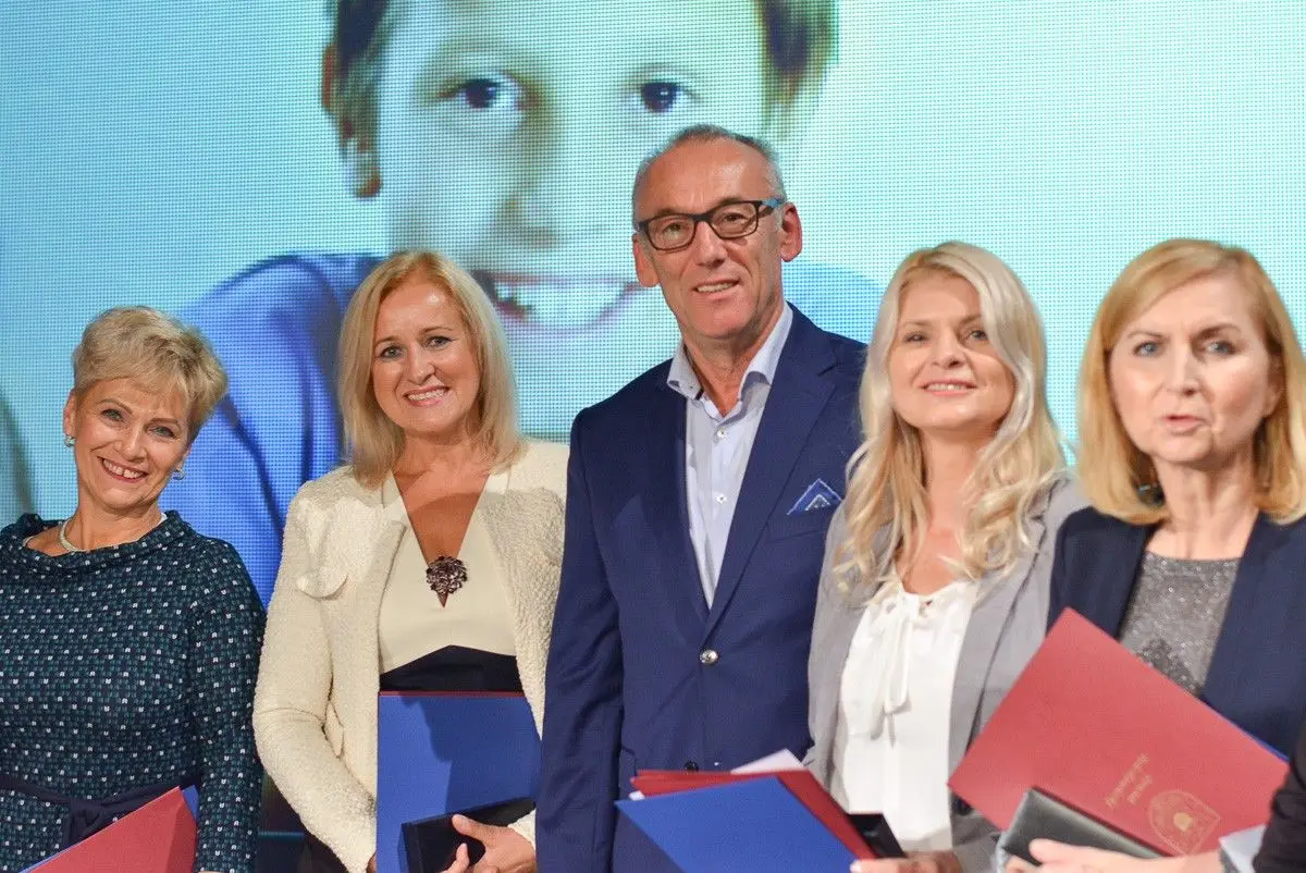 Najlepsi nauczyciele i dyrektorzy szkół powiatowych nagrodzeni