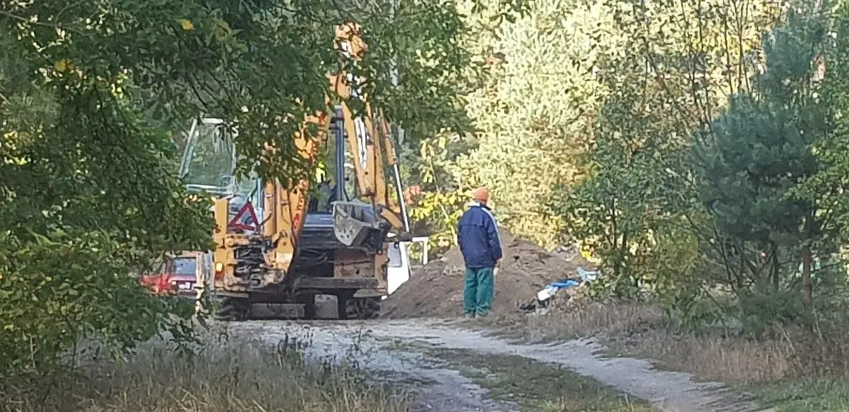Nielegalne śmieci w lesie w Nowej Kuźni… zasypane ziemią. Kto zawinił?