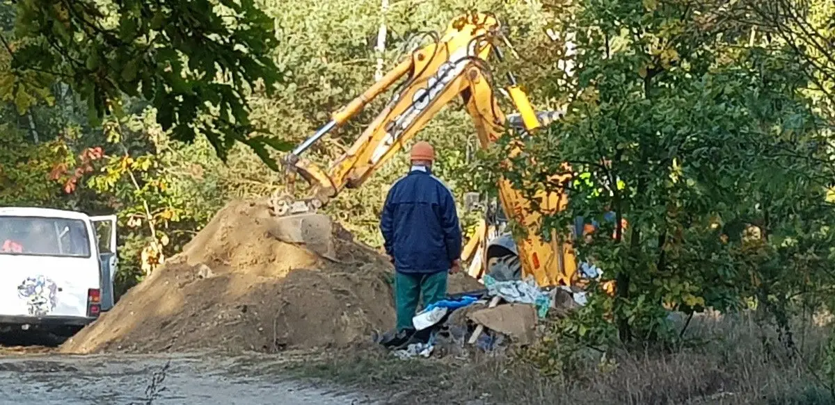 Nielegalne śmieci w lesie w Nowej Kuźni… zasypane ziemią. Kto zawinił?