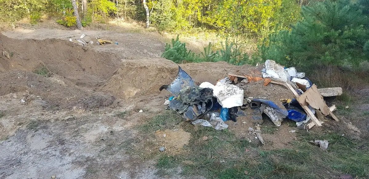 Nielegalne śmieci w lesie w Nowej Kuźni… zasypane ziemią. Kto zawinił?