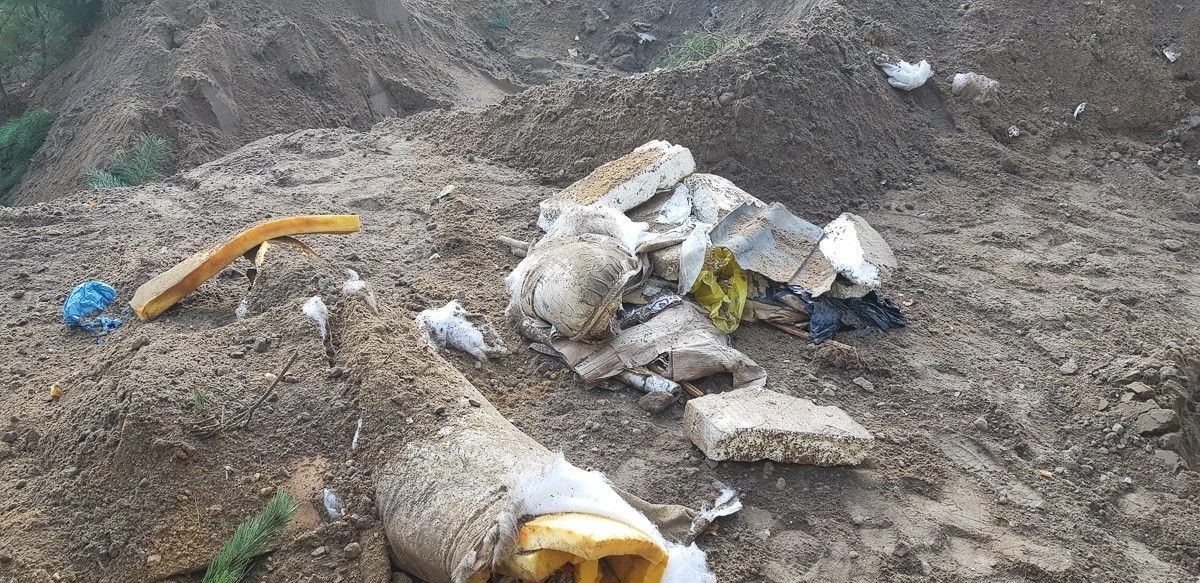 Nielegalne śmieci w lesie w Nowej Kuźni… zasypane ziemią. Kto zawinił?