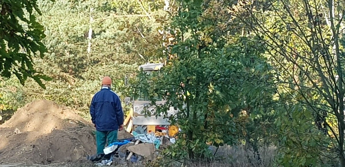 Nielegalne śmieci w lesie w Nowej Kuźni… zasypane ziemią. Kto zawinił?