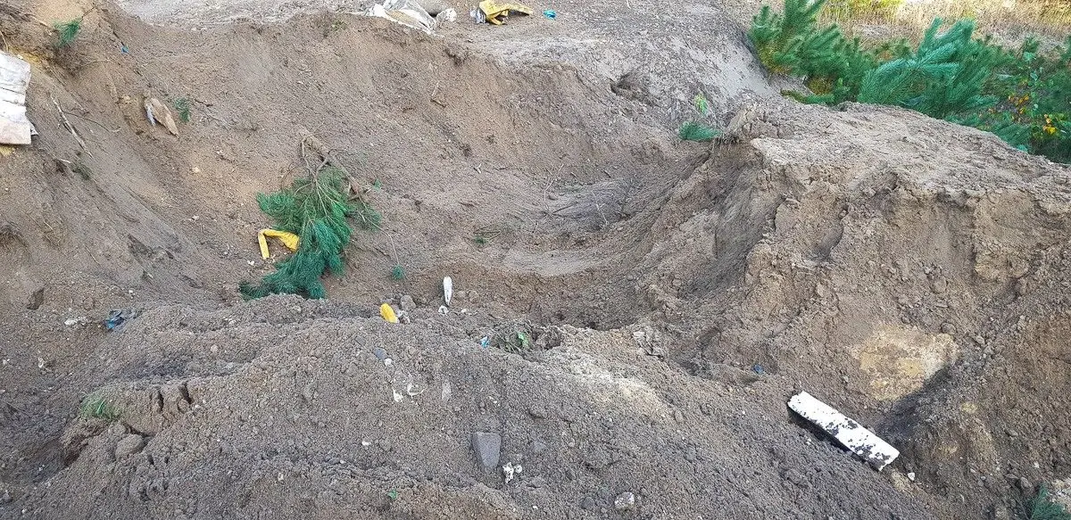 Nielegalne śmieci w lesie w Nowej Kuźni… zasypane ziemią. Kto zawinił?