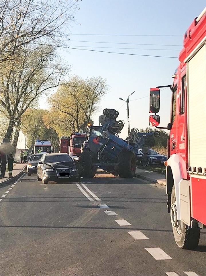 Zderzenie ciągnika z autem w Iwinach. Jedna osoba ranna