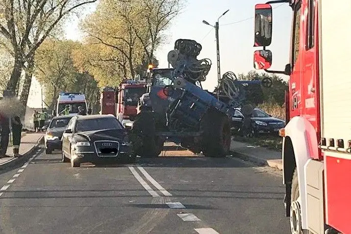Zderzenie ciągnika z autem w Iwinach. Jedna osoba ranna