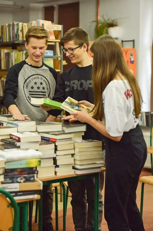 Góra książek w bolesławieckiej „Handlówce”