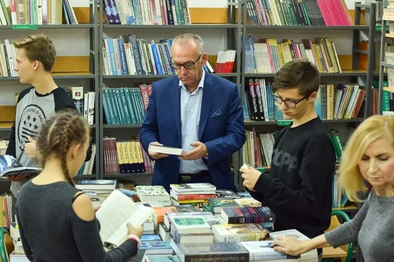 Góra książek w bolesławieckiej „Handlówce”