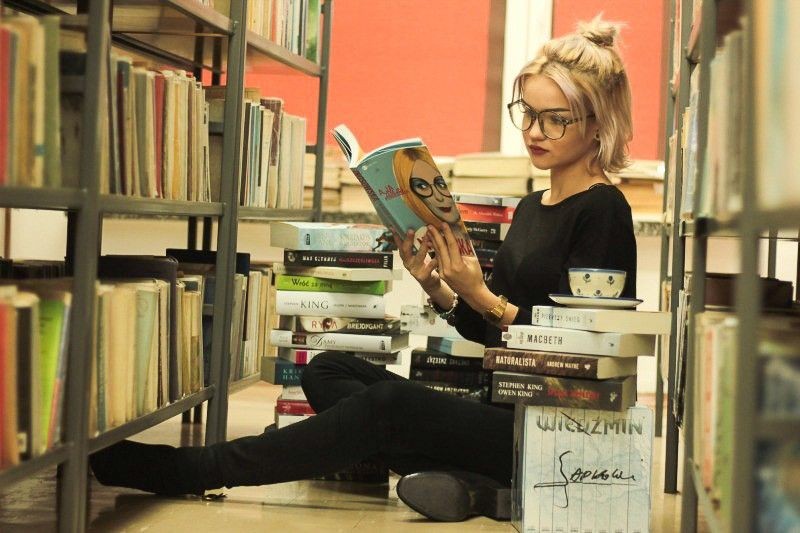 Góra książek w bolesławieckiej „Handlówce”