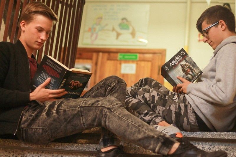 Góra książek w bolesławieckiej „Handlówce”