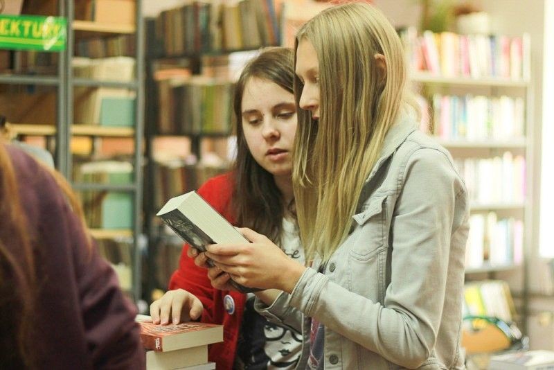 Góra książek w bolesławieckiej „Handlówce”