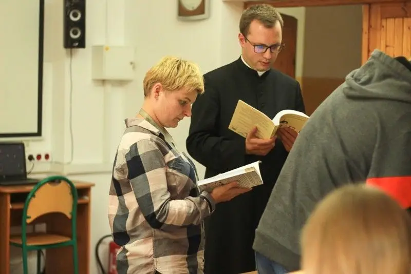 Góra książek w bolesławieckiej „Handlówce”