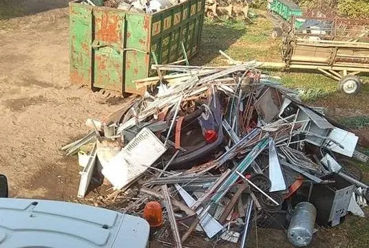 Strażacy z Trzebienia zorganizowali zbiórkę… złomu. Cel? Zakup sprzętu ratowniczego