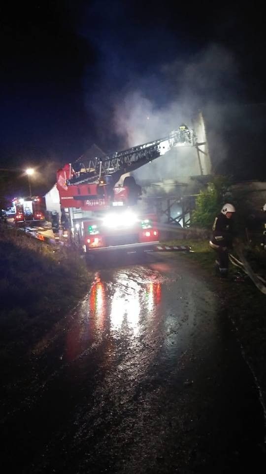 Pożar budynku i auta w Raciborowicach