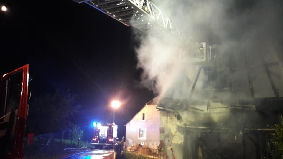 Pożar budynku i auta w Raciborowicach