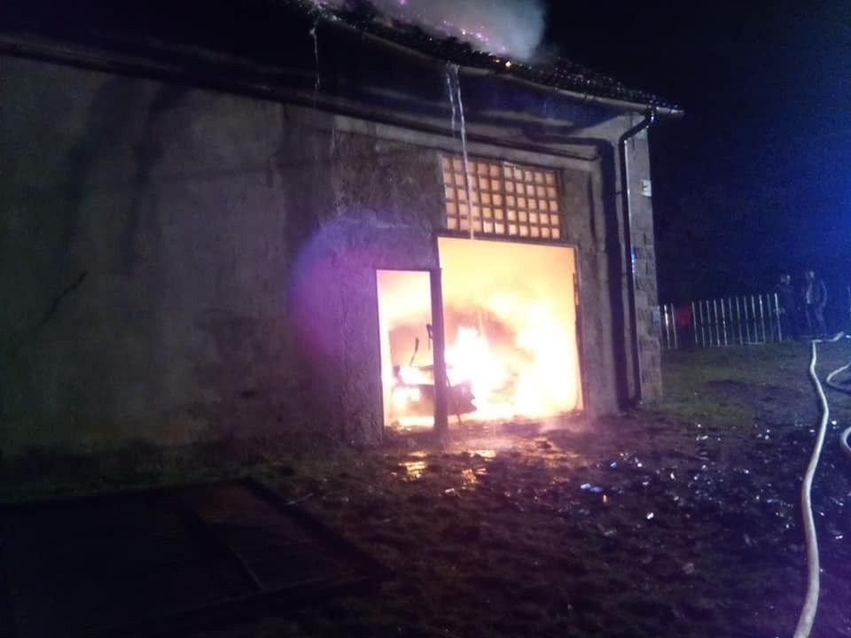 Pożar budynku i auta w Raciborowicach