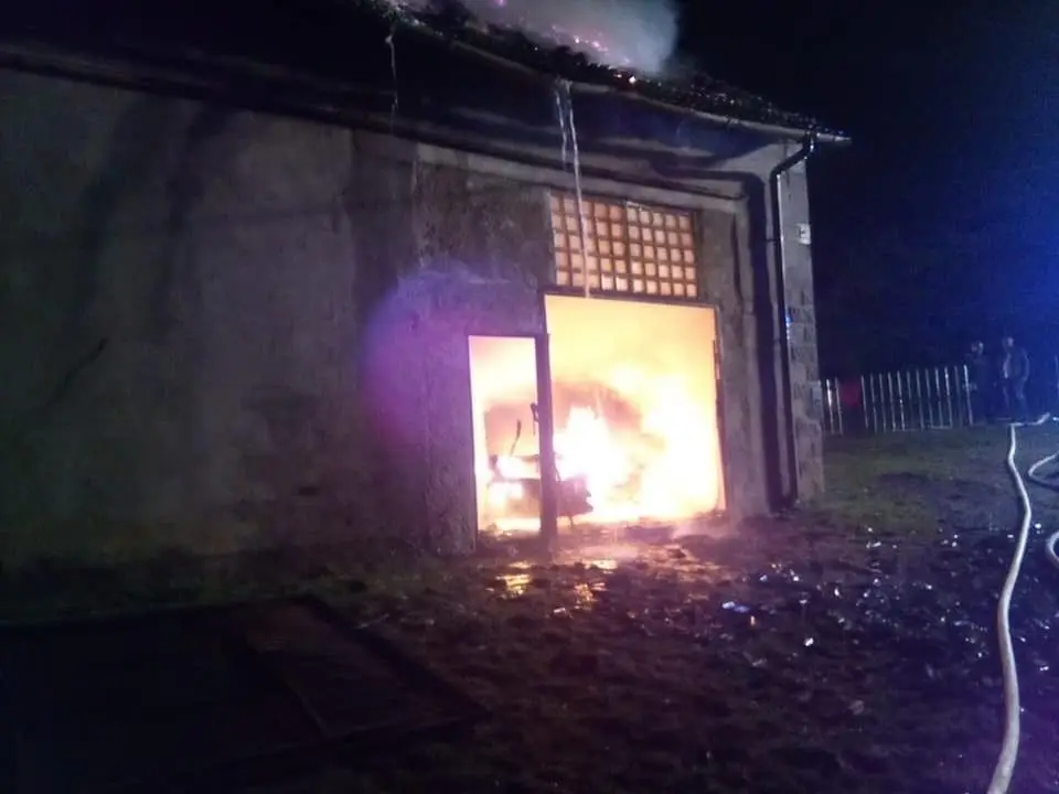 Pożar budynku i auta w Raciborowicach
