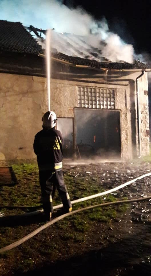 Pożar budynku i auta w Raciborowicach