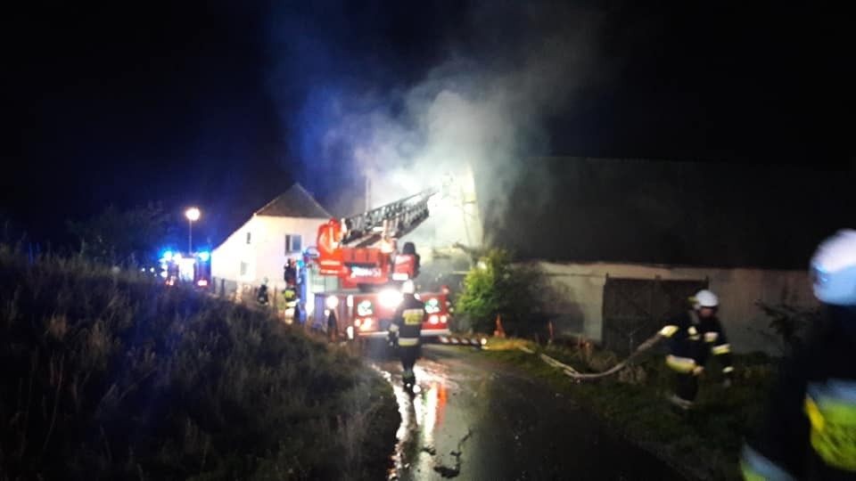 Pożar budynku i auta w Raciborowicach