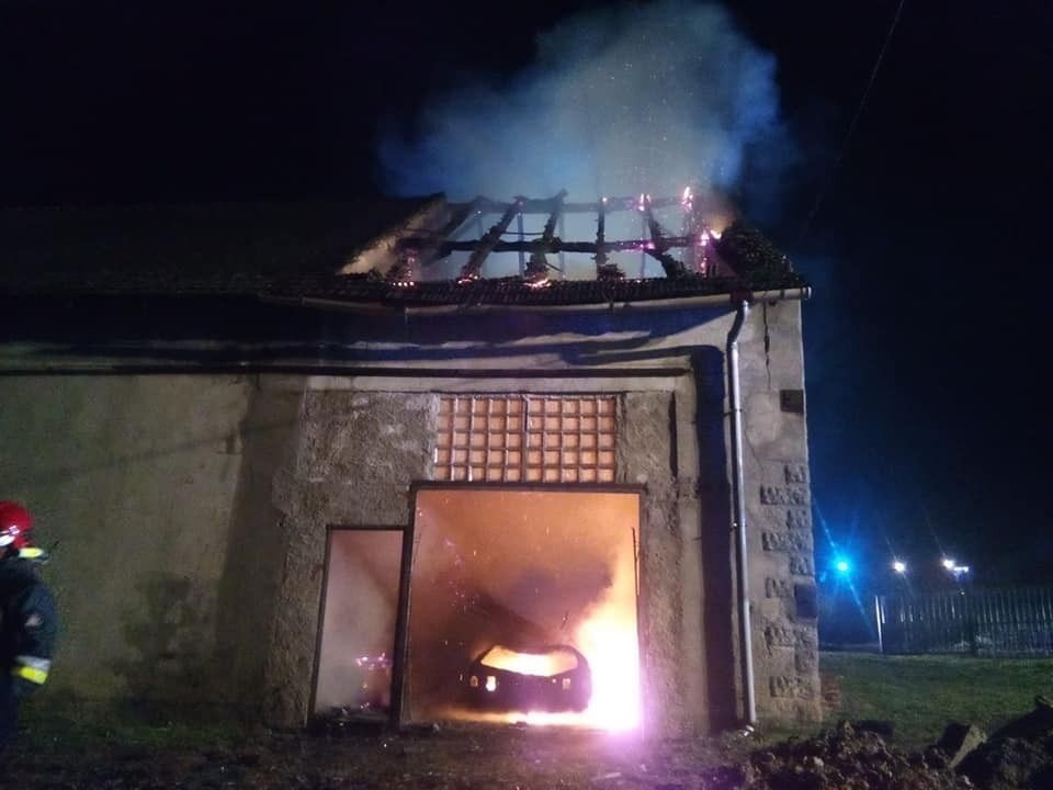 Pożar budynku i auta w Raciborowicach