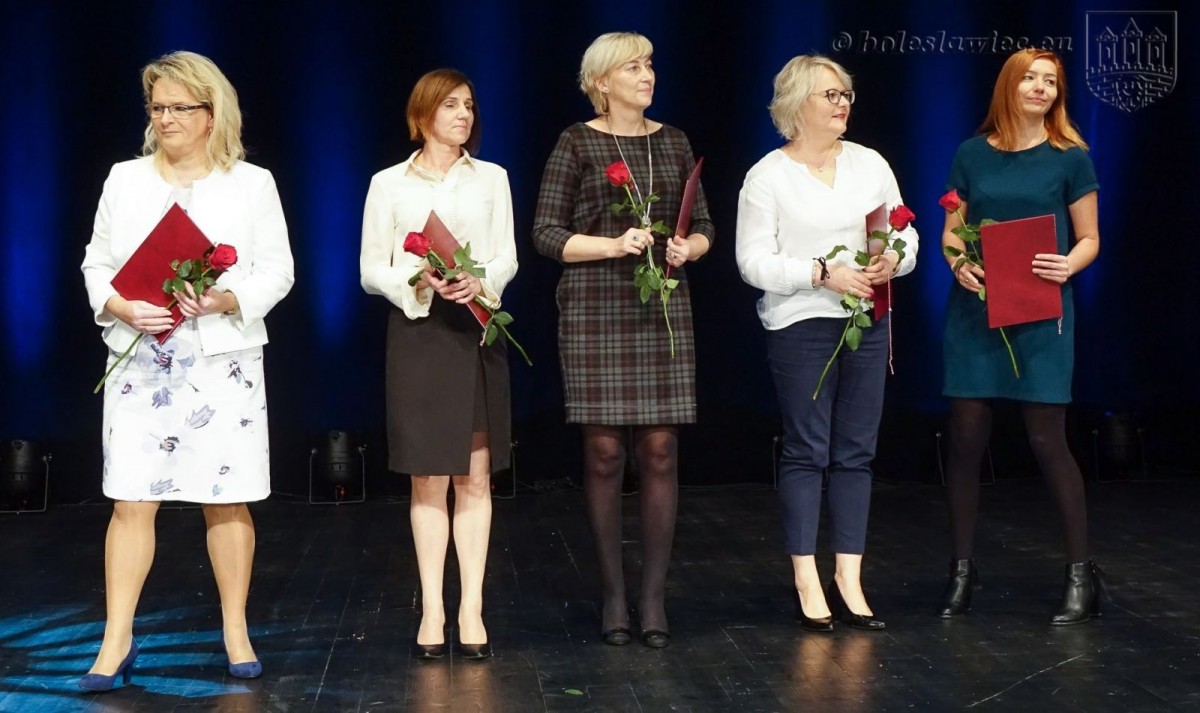 Najlepsi nauczyciele, dyrektorzy i pracownicy miejskich szkół nagrodzeni