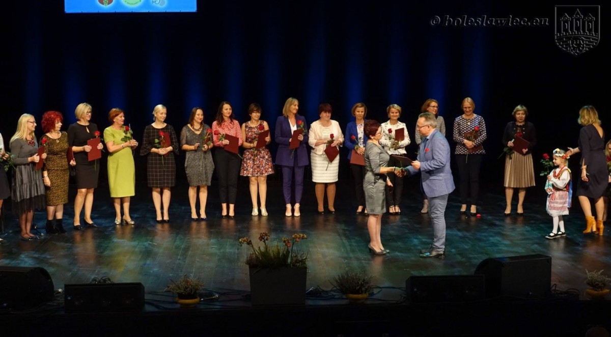 Najlepsi nauczyciele, dyrektorzy i pracownicy miejskich szkół nagrodzeni