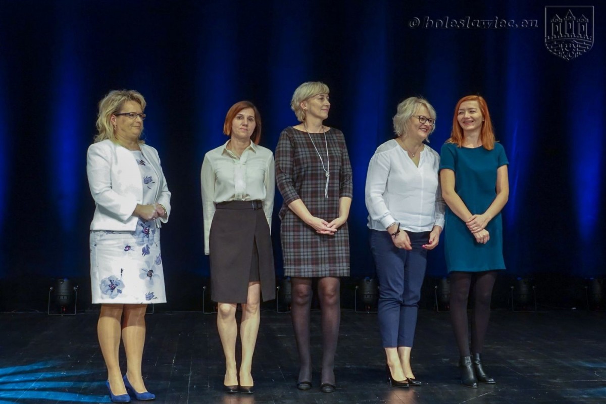 Najlepsi nauczyciele, dyrektorzy i pracownicy miejskich szkół nagrodzeni