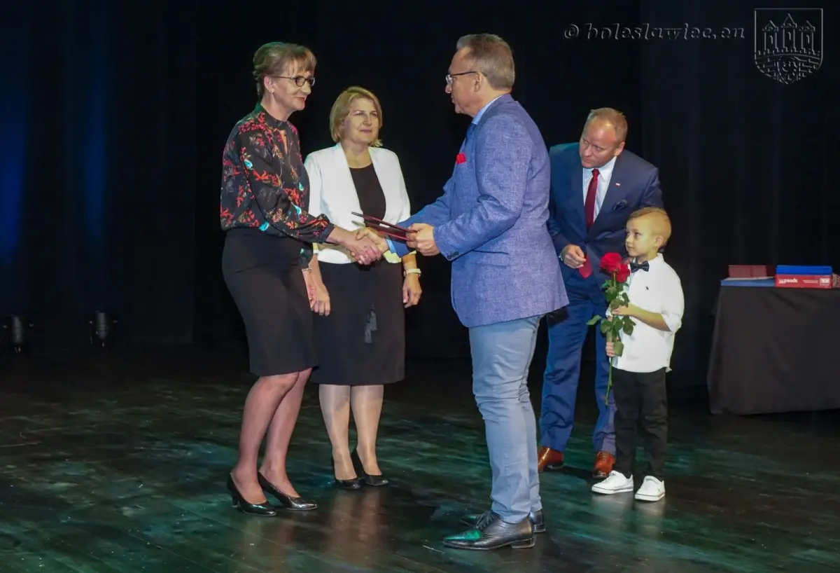 Najlepsi nauczyciele, dyrektorzy i pracownicy miejskich szkół nagrodzeni