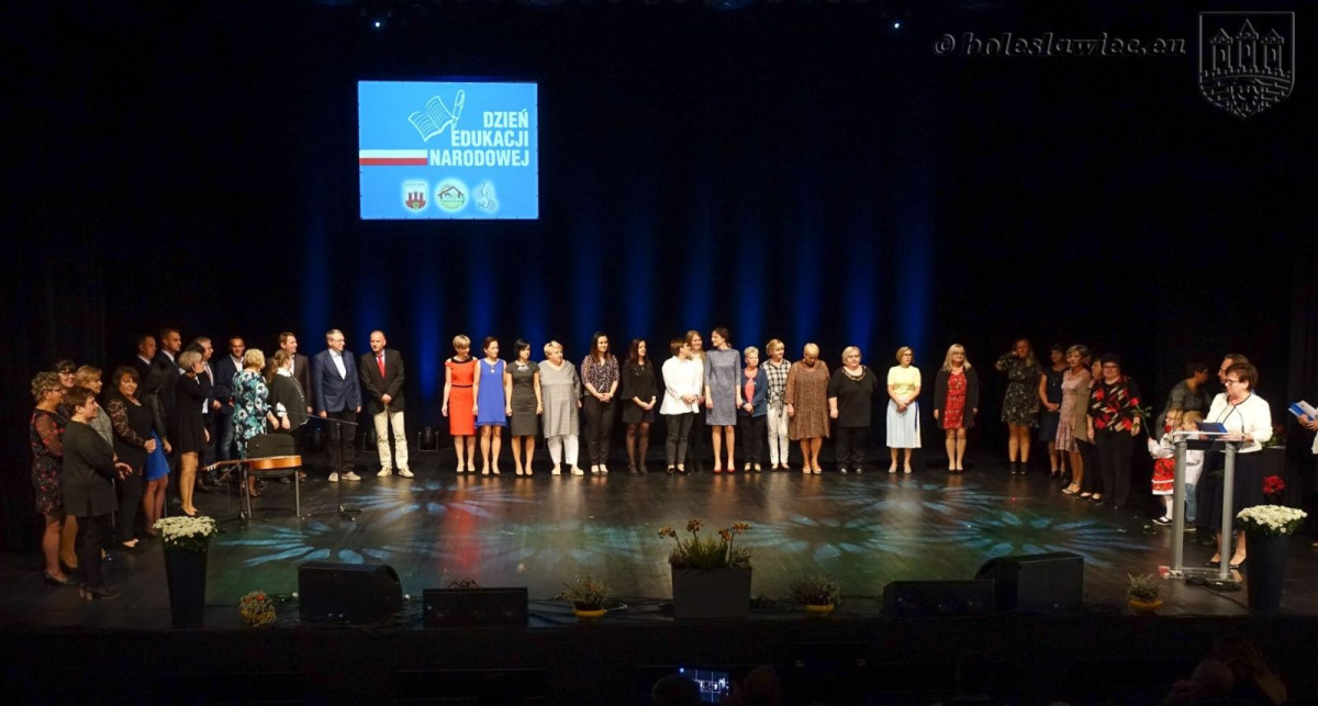 Najlepsi nauczyciele, dyrektorzy i pracownicy miejskich szkół nagrodzeni