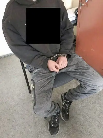 18-latek z siekierą włamał się do sklepu. Gotówki nie było, więc ukradł… kawę