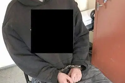 18-latek z siekierą włamał się do sklepu. Gotówki nie było, więc ukradł… kawę