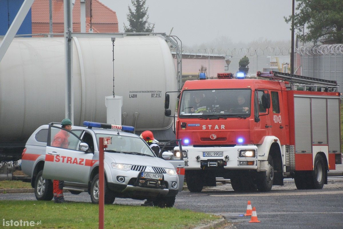 Wybuch na terenie bazy paliw Orlen. Poszkodowanego uratowali strażacy